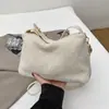 Bolsa de Ombro de Pelúcia Simples Retro Estilo Coreano 2025 Feminina Outono e Inverno Roupas de Trabalho Bolsa de Mão Fashion de Grande Capacidade