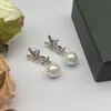 Familia Santa 2025 Pendientes Estilo Nuevo Marca Y Pendientes Populares de Perla con Letra para Mujer Yang Shulin Pendientes Vintage Joyería de Latón
