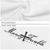 Body de cuello semi-alto con costuras laterales, texto floral en inglés superpuesto en el pecho con una cruz, camiseta de manga larga simple de corte ajustado