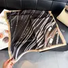 Bufanda Estampada de Seda Artificial con Patrón de Cadena Estilo Europeo y Americano para Mujer, Chal de Alta Gama, Bufanda para el Cuello de Protección Solar, Pañuelo para la Cabeza, Bufanda