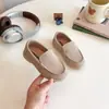Tênis Retrô Infantil Estilo Britânico Casual Slip-On Sapatos Beanie para Meninos Primavera e Outono Novo Calçado Infantil Pequeno e Médio Atacado