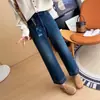 ¡Pantalones mágicos de pierna recta! Jeans para mujer con bordados pesados, detalles en relieve y bordes deshilachados. Pantalones rectos cropped ajustados de principios de otoño H082415
