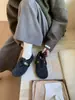 Ropa exterior de moda estilo coreano otoño/invierno 2026, forrada de polar, cálida, zapatos de mujer estilo Birkenstock, zapatos peludos de suela plana, modernos y versátiles