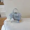 Bolso pequeño de piel encerada con lunares para mujer, nuevo modelo 2026, bolso tipo almohada texturizado para llevar en la mano, bolso cruzado de verano de alta gama para el trabajo