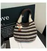 Bolsa de Ombro Meninas Nicho High-End Grande Capacidade 2025 Outono e Inverno Nova Listrada Lã Tricotada Bolsa de Mão para Trabalho