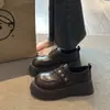 Sapatos femininos de couro pretos com sola grossa para aumentar a altura, novo estilo de verão, mocassins versáteis estilo britânico com velcro, sapatos JK single