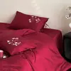 Algodón de fibra larga 100S, bordado de peces koi, patrón de jacquard, juego de ropa de cama de algodón de cuatro piezas, perfecto para bodas y celebraciones, rojo brillante, algodón puro, ropa de cama festiva