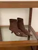 Botas de Cano Curto Elegantes com Salto Agulha e Bico Fino 2026 Outono Botas de Cano Curto Elásticas em Camurça com Fivela para Mulheres