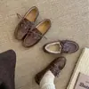 2025 Invierno Terciopelo Retro Planos Mocasines Estilo Preppy Moño Casual Estilo Británico Zapatos Pequeños de Cuero Moda