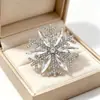 Broche de Copo de Nieve Versátil de Moda Pin de Diseño de Nicho de Alta Gama Corsage Decorativo de Alta Calidad Anti-Exposición para Ropa