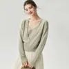 Elegante cardigã de mistura de caxemira e seda de amoreira com uma blusa de alça fina por baixo, um conjunto de duas peças para mulheres, perfeito para outono e inverno