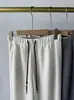 Estas calças de caimento solto e que afinam a silhueta são indispensáveis! Calça casual de alta qualidade, sob medida, de corte reto, com cintura alta e caimento fluido, feita de uma mistura de lã e acetato