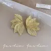 Brincos de duas cores dourado e prateado com textura de folha simétricos brincos transfronteiriços cinco folhas joia multinível