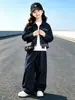 Conjunto de mezclilla estilo coreano para niñas, nueva colección otoño 2026, con una camisa de retazos a cuadros y pantalones de pierna ancha