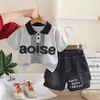 Roupa Infantil Menino Conjunto de Verão 2026 Novo Estilo Bebê Verão Camisa Polo de Manga Curta com Letras Conjunto de Duas Peças Bebê Tendência