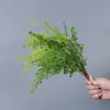 Plantas verdes artificiales en stock, manojos de helecho, hojas de helecho, hierba de helecho para decoración de paredes interiores y diseño de paisajes, césped artificial al por mayor