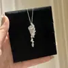 Novo Colar Ampulheta Galáxia para Mulheres, Estilo Francês, Design Aerodinâmico Escovado com Diamantes Completos, Corrente de Clavícula Fashionável de Gipsofila