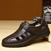 Sandálias Masculinas de Couro Genuíno Verão 2022 Sapatos Respiráveis com Furos para Meia-idade e Idosos Antiderrapantes Vazados Sandálias para Homens Pai