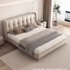 Cama tapizada de estilo minimalista italiano color crema con cabecero capitoné vertical, cama moderna simple de arte en piel para dormitorio principal, cama doble de lujo ligero