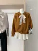 Atuendo atmosférico de Año Nuevo: Cárdigan suéter rojo con ribete de encaje para mujer, perfecto para un look relajado de otoño/invierno