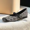 Zapatos planos de punta redonda con estampado de leopardo, zapatos planos de suela blanda para mujer, estilo nuevo de otoño 2026, zuecos, Mary Janes con pedrería, cómodos para los pies, zapatos para mamá