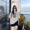 Camiseta Branca de Gola Redonda Estilo Americano Oversized de Manga Curta para Mulheres Novo Estilo Primavera e Verão 2026 Manga Meia Manga Solta Tamanho Grande Top
