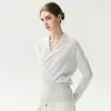 Nuevo y elegante suéter de cachemira con cuello en V que reduce la edad para mujer 2026, con un elegante escote cruzado, hecho de cachemira de cabra y diseñado como una capa base de punto