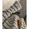 Camiseta de manga larga a rayas grises y bloques de color, estilo coreano, corte relajado para mujer, nueva colección otoño 2026, cuello redondo, ajuste holgado y diseño fluido
