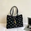 Bolsa de mano transfronteriza con lunares esmerilados para mujer, nuevo estilo 2026, diseño único, ligera, adecuada para ir al trabajo y con gran capacidad