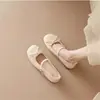 Zapatos de salón bajos de punta redonda estilo francés para mujer, nueva moda 2026, adecuados para uso en exteriores, estilo de hadas, para combinar con faldas, zapatos Mary Jane con lazo