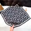 Lenço de cabeça da moda estilo retrô americano com elementos paisley de hip-hop, lenço quadrado versátil fino simples de uso duplo com grafite
