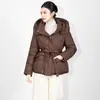2515607-90 Plumón de pato blanco Ligera Sensación corporal Rejuvenecedora Elegante Ceñidor de cintura Con capucha Engrosada Chaqueta de plumón Cálida Chaqueta para mujer