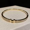Pulsera de Cobre Lisa Yunxi Chapada en Oro de 18K Cuadrado de Diamante Letra Que No Se Desvanece con Incrustación de Circonita Que No Se Desvanece