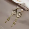 Novos Brincos com Franjas e Strass, Design de Borboleta e Flor, Tarraxas de Pérola S925, Brincos Longos Estilosos e Elegantes Que Fazem o Rosto Parecer Mais Magro