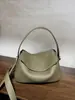 Fornecimento direto do fabricante de bolsas femininas de couro genuíno de Guangzhou. Bolsa de almofada de couro bovino de flor integral, design de nicho com toque de luxo, atacado em estoque