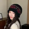 Gorro de tricô jacquard com barra dobrada, para mulheres, outono e inverno, apresentando um grande padrão de floco de neve, design que cobre as orelhas, adequado para cabeças maiores e proporcionando calor