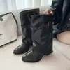 Hebilla de cinturón de mujer de remaches otoño estilo europeo y americano tacón alto 2026 botas de moda negro versátil botas de montar de pierna ancha botas largas
