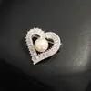 Novo Broche Exquisito Elegante Dourado e Prateado Bicolor Banhado a Ouro Coração Doce e Versátil Broche de Pérola de Água Doce Broche de Gola para Mulheres