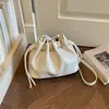 Bolsa Saco Simples de Grande Capacidade Feminina 2026 Início do Outono Nicho Moda Tendência Bolsa de Ombro Único Estilo Coreano Casual Transversal Bolsa Tendência
