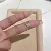 Nuevo collar de trébol de cuatro hojas para mujer, cadena para la clavícula, dulce y lindo, juvenil, de lujo ligero, diseño de nicho, moderno, simple y versátil