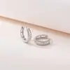 Brincos Yuebao Jewelry de Prata Esterlina S925 Argolas Simples Listradas em Formato de C Minimalistas Versáteis de Alto Padrão para o Dia a Dia