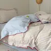 Set grueso y cálido de cuatro piezas para otoño e invierno, hecho de 100% algodón con acabado cepillado, de grado A, amigable con la piel y cálido, con una funda nórdica a rayas estilo INS con un borde cosido firmemente.