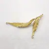 Accesorios de hardware para bricolaje, colgante creativo de hoja de pluma con retención de color de latón, colgante de cadena de suéter coreano