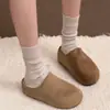 Zapatos Marrones de Suela Gruesa con Talón Abierto para Mujer 2026 Nuevo Estilo Invierno Más Terciopelo Más Espesamiento Aumento de Altura Calzado Exterior Pantuflas Cálidas de Punta Cerrada