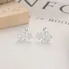 Outono e inverno de 2024 novo S925 prata de lei moda simples fresco flor fio fivela doce orelha osso prego brincos