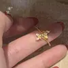 Anillo Doble Mariposa Oro Arena Cepillado Diamante Mismo Estilo Tienda de Oro Puzuo Anillo de Lujo Accesible para Mujer Moda Retro Anillo para Dedo Índice