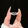 Nuevo anillo de moda de alta gama versátil estilo vintage con forma de estrella y diamantes, lujo ligero, anillo personalizado único y lujoso