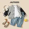 Conjunto de jaqueta baseball xadrez de outono para crianças, apresentando uma jaqueta baseball xadrez patchwork e jeans de sarja com estampa de respingos, conjunto de duas peças estilo coreano