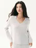 Nuevo suéter de cachemira minimalista con cuello en V para otoño e invierno para mujer, top de punto de manga larga con un dobladillo relajado y ligeramente asimétrico (más corto adelante, más largo atrás)