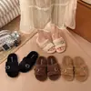 Zapatillas de Algodón para Otoño/Invierno 2026 de una Palabra Estilo Coreano Versátil Hebilla Punta Abierta Zapatillas de Piel para Mujer Usar Gruesas Moda